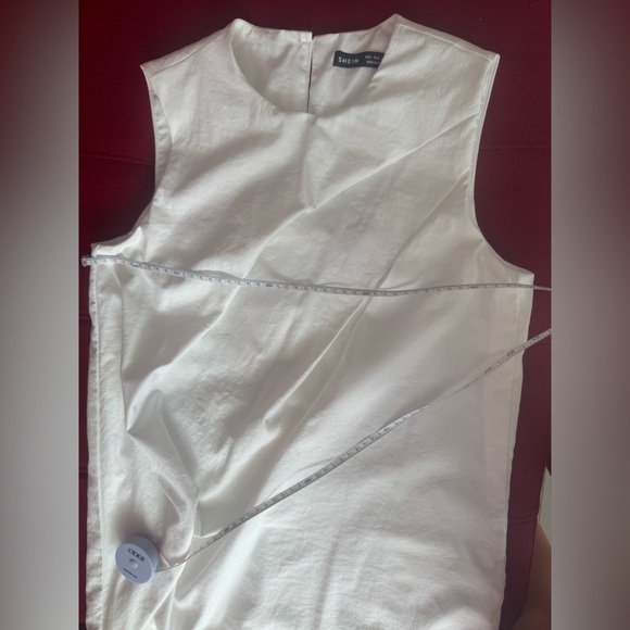 Elegant White Sleeveless Dress - Picture 11 of 12